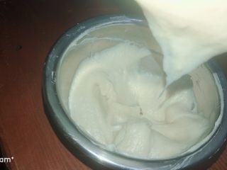 芋泥肉松泡芙,分次加入牛奶，拌成提起可滴落的糊状。装入裱花袋备用。