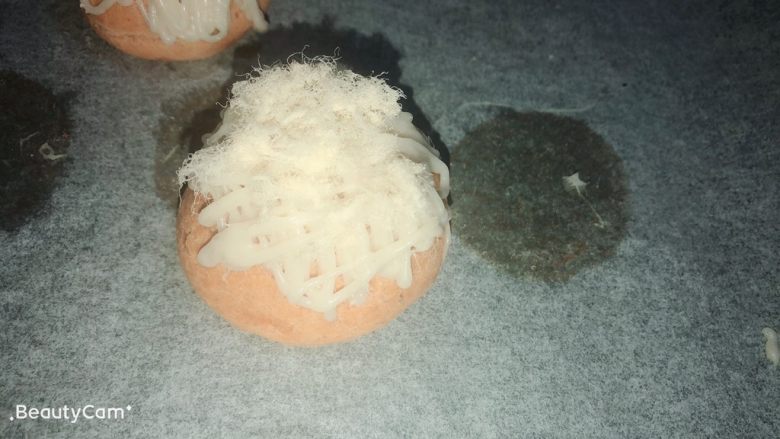 芋泥肉松泡芙,剩下的芋泥挤在表面，装饰上肉松即可。
