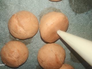 芋泥肉松泡芙,泡芙底部开一小孔，挤入芋泥。