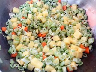 红烧排骨时蔬面,放入芸豆、土豆、胡萝卜丁翻炒至芸豆变色