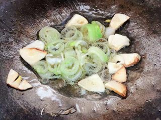 红烧排骨时蔬面,锅中倒入底油加热放入切好的葱、姜、蒜爆香