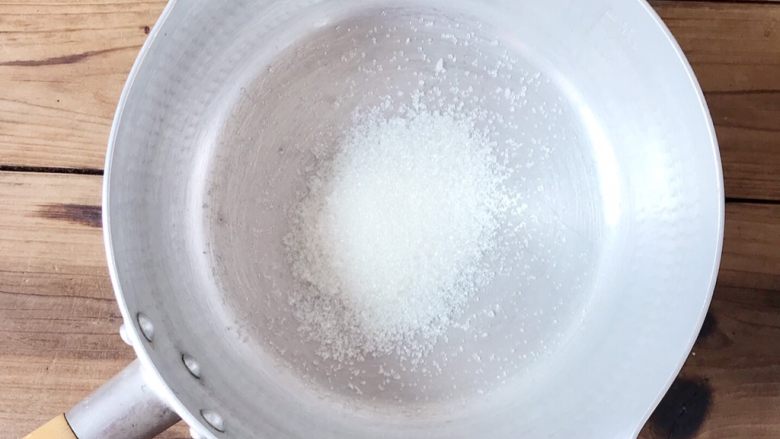 石花版玫瑰果冻,食材处理二：清水部分

锅里倒入30克白砂糖