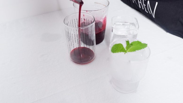 梦幻蓝莓冰饮,取一玻璃杯，加入适量的蓝莓汁