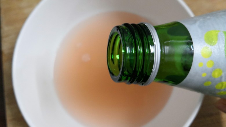 石榴气泡鸡尾酒,把气泡水，倒入石榴汁，混合均匀