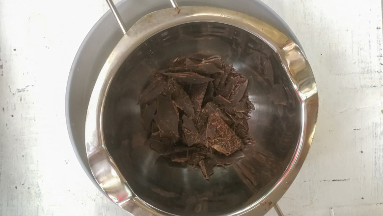 巧克力双色雪糕,黑巧克力放入巧克力融化碗中，隔65度左右温水化开