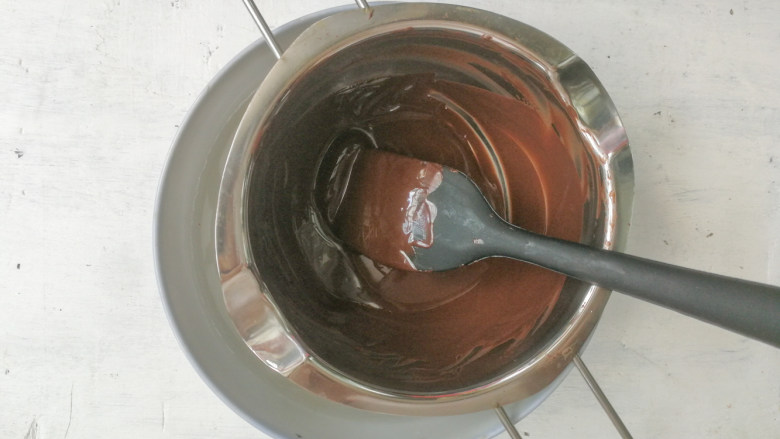 巧克力双色雪糕,完全融化的黑巧克力呈丝滑无颗粒状
