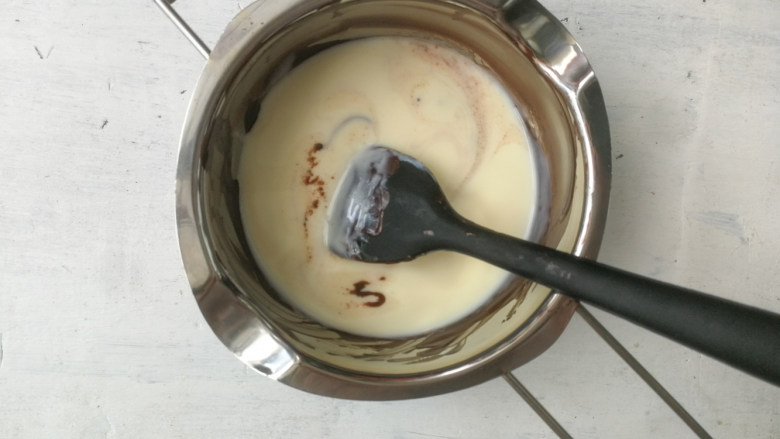 巧克力双色雪糕,取150g晾凉的奶糊加入融化的巧克力液中