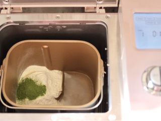 胡萝卜青椒海米饺子,把称重的中筋面粉和菠菜粉放入面包桶里，加入称重的清水，启动面包机的和面模式开始和面。