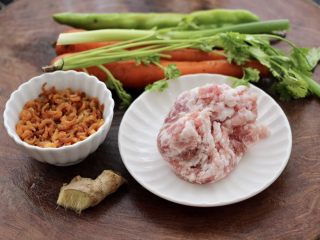 胡萝卜青椒海米饺子,先把包饺子的馅料备齐。