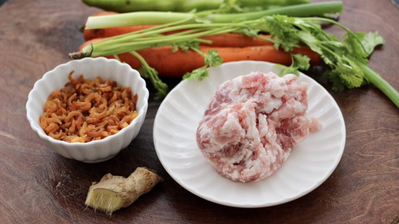 胡萝卜青椒海米饺子,先把包饺子的馅料备齐。