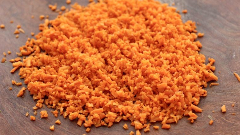 胡萝卜青椒海米饺子,把腌制好的胡萝卜丝纳干水分后，用刀剁碎。