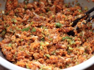 胡萝卜青椒海米饺子,把所有的食材和调料混合拌匀即可。
