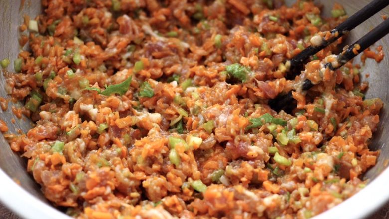 胡萝卜青椒海米饺子,把所有的食材和调料混合拌匀即可。