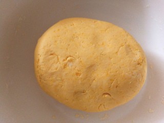 南瓜糯米夾心餅,放入糯米粉和成面團