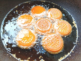 南瓜糯米夾心餅,全程小火炸至兩面金黃中間膨脹就可以出鍋了