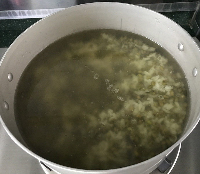  绿豆粥,20分钟过后，锅中的大米已长胖了许多，但绿豆似乎变化不大