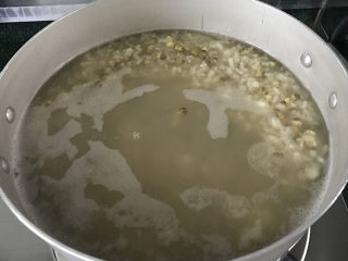  绿豆粥,此时锅中的水变少了，大米开花了，绿豆也逐渐涨发开了，有没有