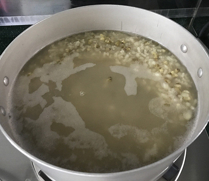  绿豆粥,此时锅中的水变少了，大米开花了，绿豆也逐渐涨发开了，有没有