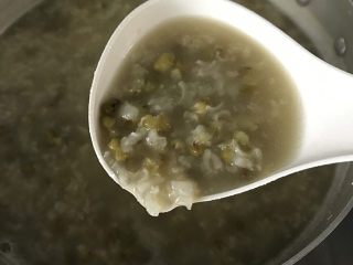  绿豆粥,经过三次煮焖，大米和绿豆全部熟透开花
