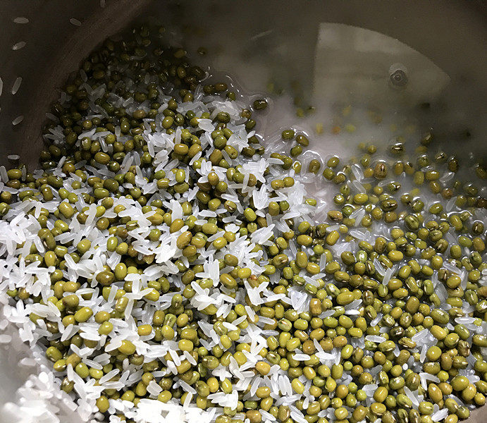  绿豆粥,将绿豆和大米用清水淘洗干净，因直接煮绿豆粥，所以绿豆大米一块淘洗了