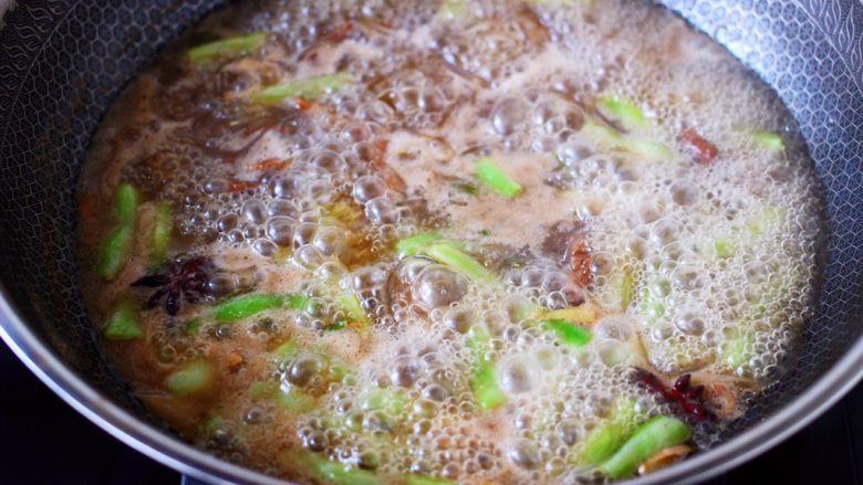 芸豆肉片炖粉条,大火继续煮沸后转中火继续炖煮至锅中汤汁浓稠时。