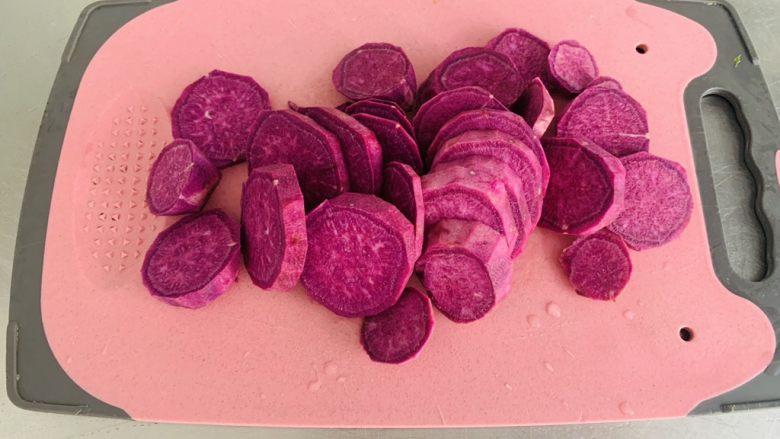 紫薯塔,紫薯去皮切片上锅蒸熟。