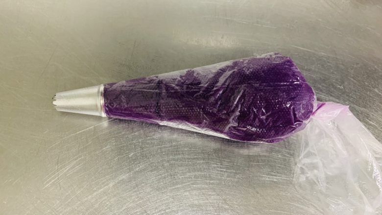 紫薯塔,炒好的紫薯泥放凉装入裱花袋中，裱花嘴用八齿嘴。