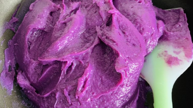 紫薯塔,从破壁机中取出放入炒锅中，不停搅拌炒出多余的水分。不要炒得太干，那样不好挤出花型。