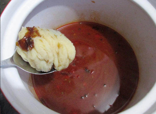​串串麻辣烫,把煮好的汤倒入深砂锅煲中，因汤里的油很少，我又加了些卤肉汤里面的油。这种油比较香。
