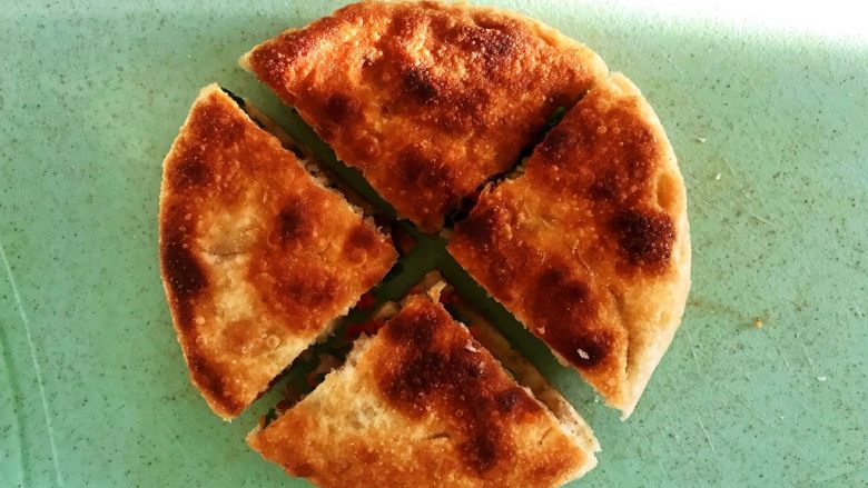 莜麦面馅饼,从锅中拿出来为了吃的时候方便，把它切成了四个小块，吃的时候还是要晾一会儿吃，以防烫伤。