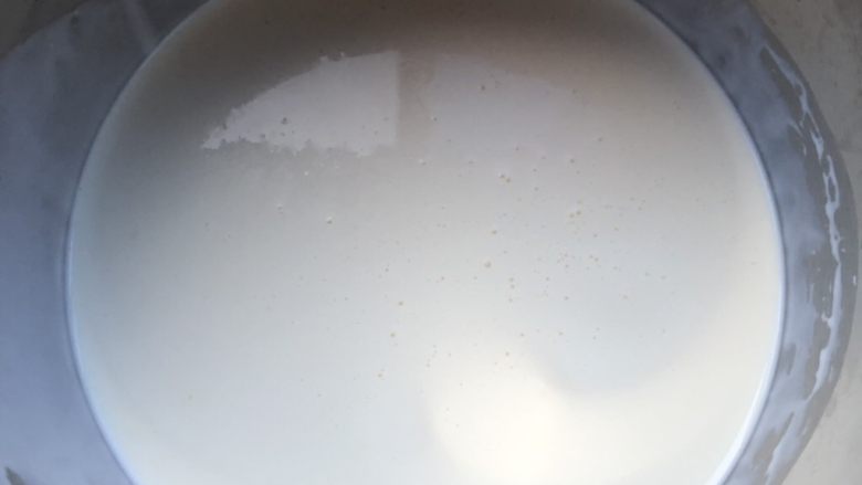 奶香布丁,过滤好的奶液静置半小时。