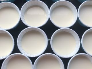 奶香布丁,分别平均地倒入烤碗或是耐高温纸杯里，差不多八分满。