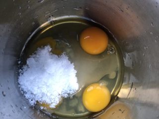 奶香布丁,鸡蛋打入容器里，加细砂糖。