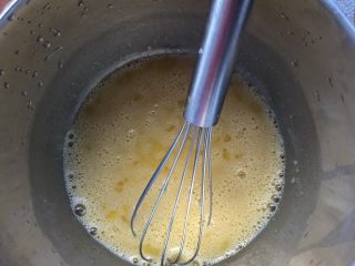奶香布丁,鸡蛋打散至糖溶化。
