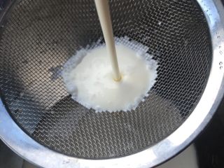 奶香布丁,把混合液通过滤网过滤。