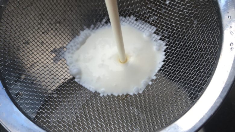 奶香布丁,把混合液通过滤网过滤。