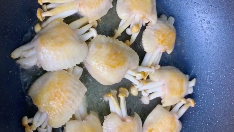 （家常菜）鸡翅包白玉菇,煎至两面金黄