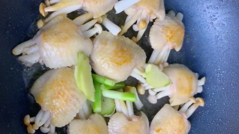 （家常菜）鸡翅包白玉菇,放葱姜