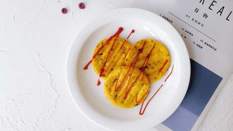 卷心菜鳕鱼虾皮蛋饼,可以挤上适量的番茄酱，开吃！