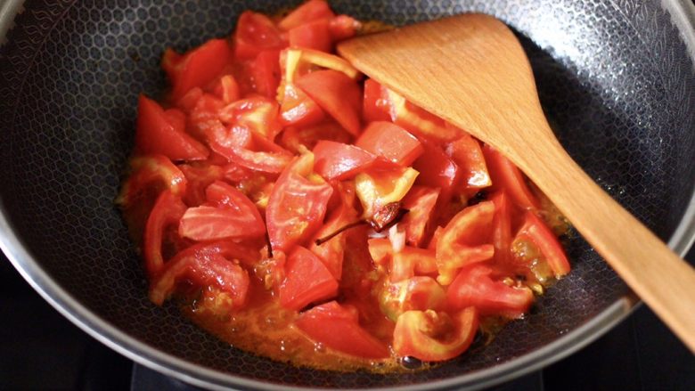 包菜番茄花蛤汤,加入切块的番茄，大火继续翻炒片刻。