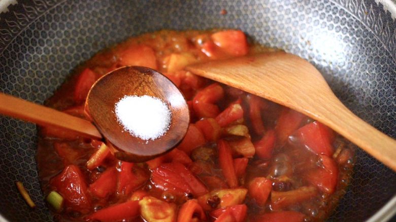 包菜番茄花蛤汤,再加入适量的盐调味。