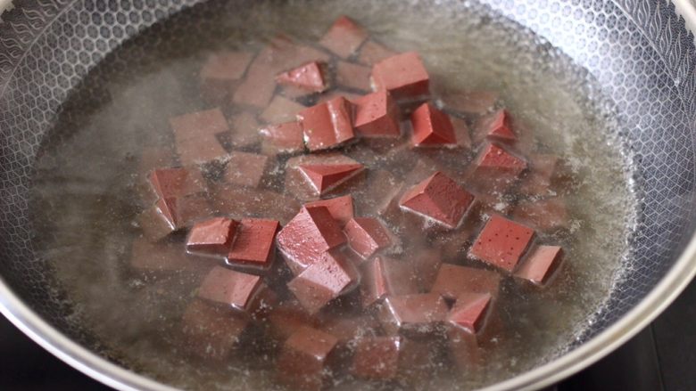 丝瓜虾干炖猪血,把浸泡洗净的猪血，用刀切成小块，锅中倒入适量的清水，加入少许盐，大火煮沸后，把切块的猪血放入锅中。