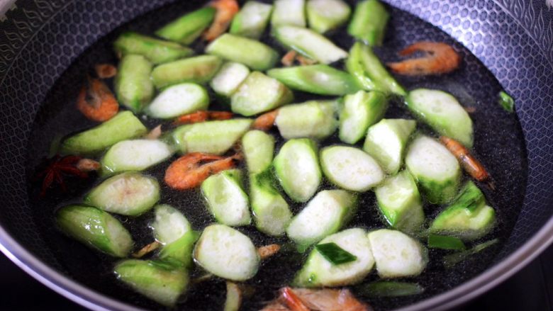 丝瓜虾干炖猪血,大火翻炒至所有食材均匀后，锅中倒入适量的清水。