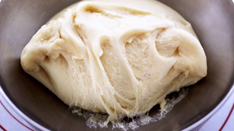 蜜豆酸奶华夫饼,发酵好的面团呈蜂窝状。