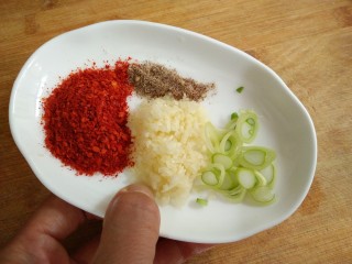 陕西油泼面,切好葱花，蒜末，准备好辣椒粉和花椒粉。