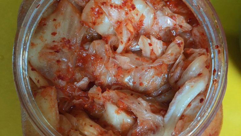 韩式泡菜煎饼,准备好辣白菜，取出来一些待用。