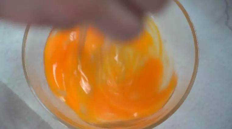 秋葵蒸蛋,做好这两点,既能锁住秋葵的营养又能保持蒸蛋的爽滑,将鸡蛋打入碗中，垂直搅拌