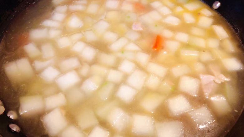冬瓜胡萝卜肉丁汤,添加适量清水或者高汤大火煮起来