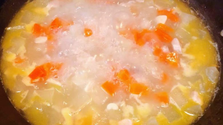 冬瓜胡萝卜肉丁汤,锅中煮的美味满屋飘香