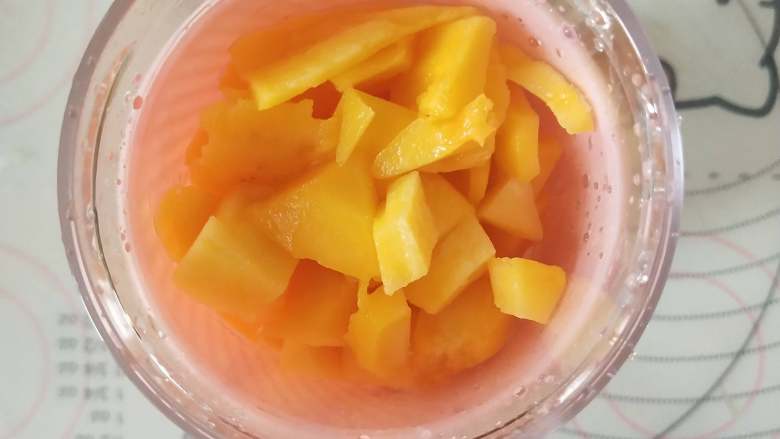 芒果百香果雪梨汁,4、将雪梨，芒果，冰水放入长帝便携式果汁机中。
